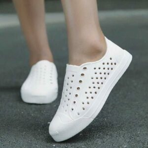 Giày Đi Mưa Tiện Lợi Giá Rẻ Cho Mùa Mưa